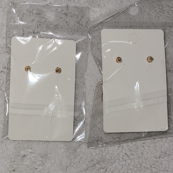 Two pairs of gold earrings - Picture 4 of 4